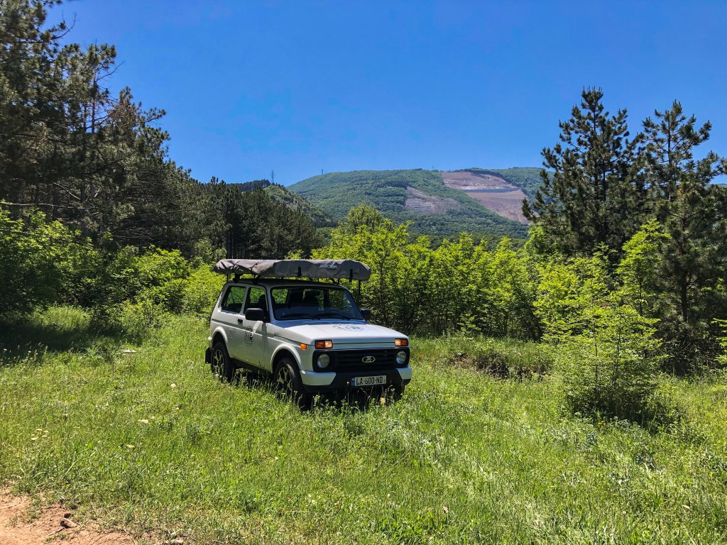 Lada Niva mit geschlossenem Dachzelt