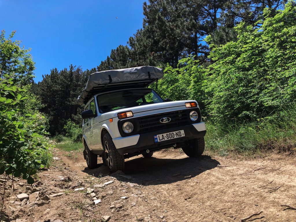 Lada Niva mit geschlossenem Dachzelt