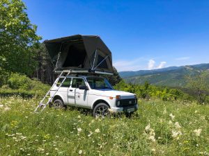 Lada Niva mit offenem Dachzelt