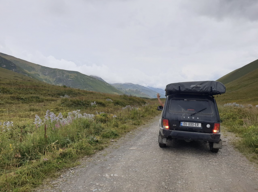 Black Lada Niva roof top tent