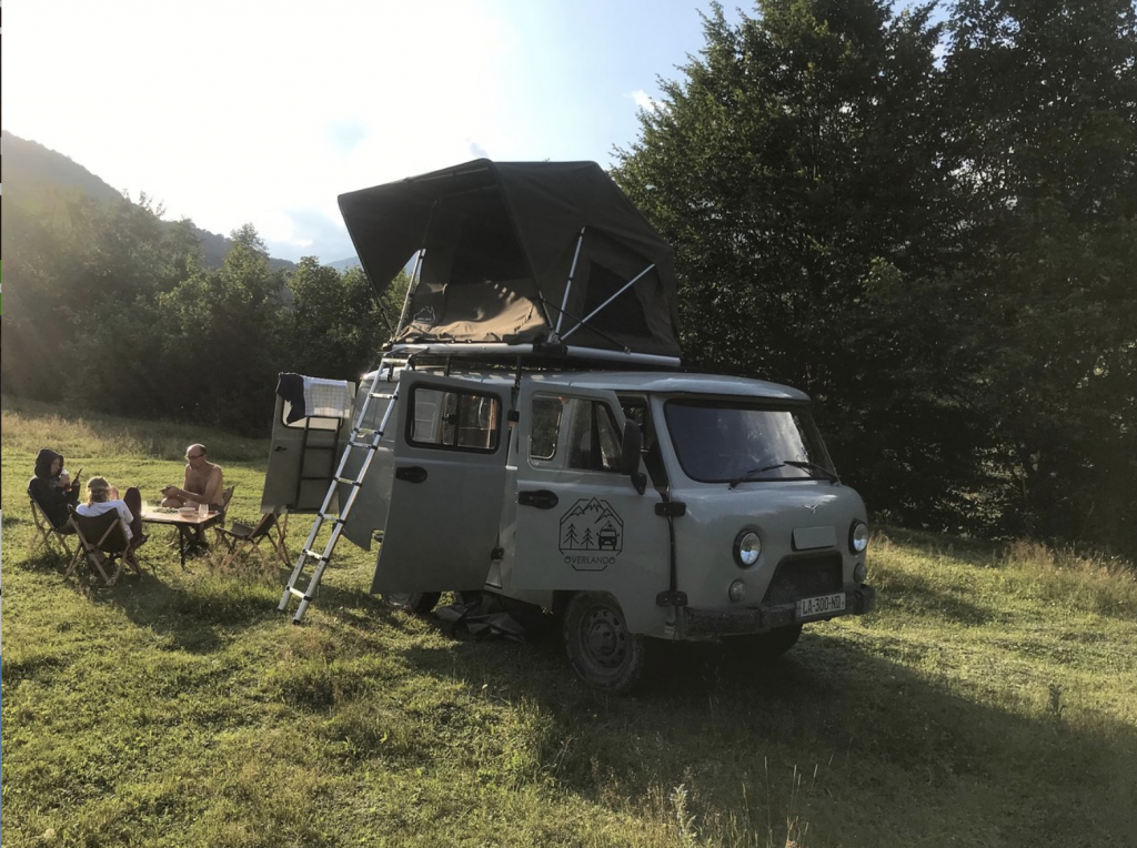 UAZ Buhanka mit Dachzelt beim Wildcampen